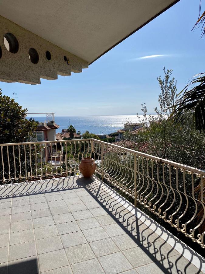 Casa Vacanze Eden Aci Castello Eksteriør billede
