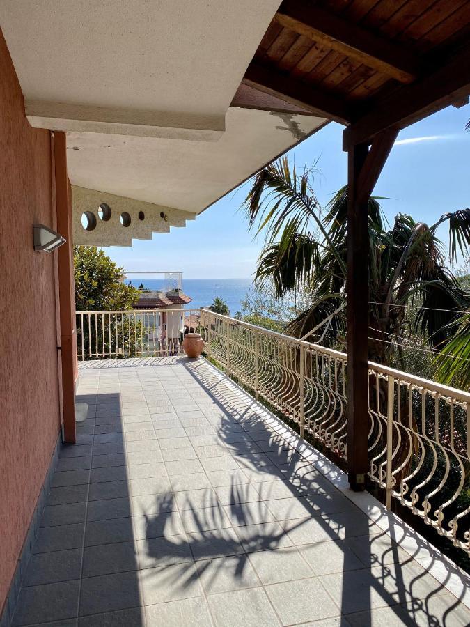 Casa Vacanze Eden Aci Castello Eksteriør billede